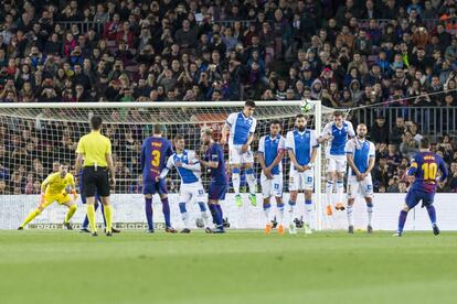 Messi observa la seva rematada de falta directa.