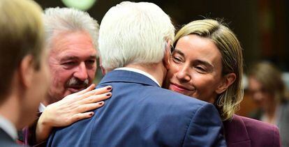 Federica Mogherini felicita al ministro alemán de Exteriores, Frank-Walter Steinmeier, que será el próximo presidente de su país.