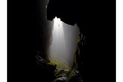 El distrito de Waitomo se ubica en la costa occidental de la isla Norte de Nueva Zelanda, y es conocido por el entramado de cavernas que las corrientes de agua han erosionado en su subsuelo calizo. Los ríos que discurren por el interior de las grutas están poblados por feroces anguilas gigantes, y miles de gusanos luminosos transforman sus paredes y techos en un cielo estrellado. En la foto, el fotográfo Chris McLennan captura el rápel del espeleólogo Johnny Tate en la caverna del Mundo Perdido de Waitomo, de más de 100 metros de profundidad.