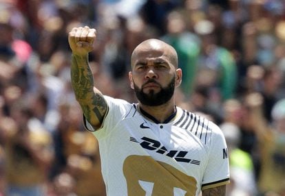 Dani Alves, en el estadio de Los Pumas, el pasado junio.