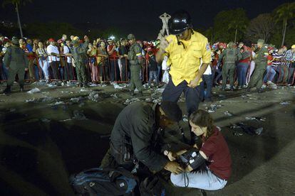 Una mujer recibe asistencia médica en el exterior de la Academia Militar de Caracas donde se encuentra instalada la capilla ardiente de Chávez.