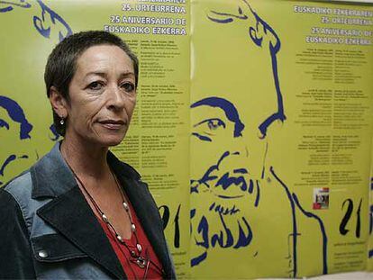 Esozi Leturiondo, viuda de Mario Onaindia, posa delante del cartel del 25 Aniversario de Euskadiko Ezkerra, en Zarautz.