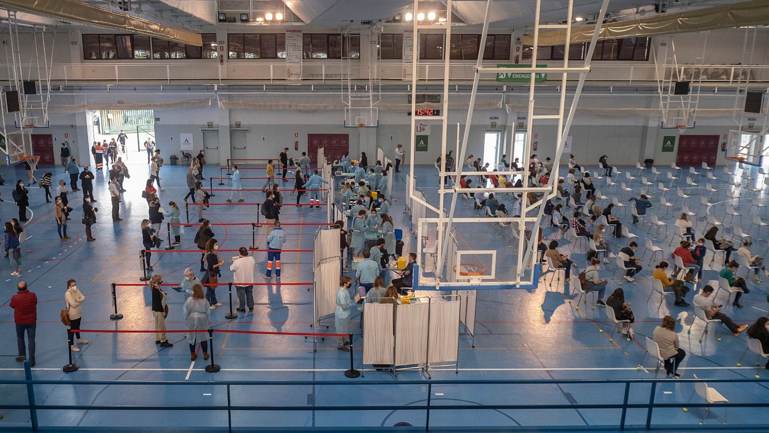 Sanitarios administran la vacuna de AstraZeneca en el pabellón deportivo en la Universidad de Sevilla, en febrero.
