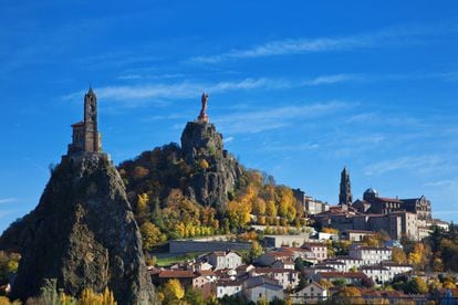La villa de Le Puy-en-Velay ofrece uno de los espectáculos visuales más llamativos del centro de Francia. Tres peñascos volcánicos que se elevan sobre los tejados del pueblo coronados por un trío de monumentos religiosos: una iglesia del siglo X, una catedral románica y una gran estatua de hierro de la Virgen con el Niño, que custodia la villa desde 1860.