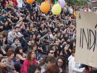 Concentración de jóvenes en Bilbao, en la Plaza de Arriaga, en apoyo a la acampada de Sol.