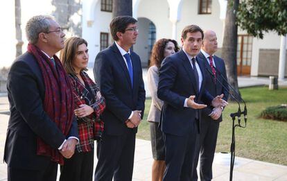 El líder de Ciudadanos, Albert Rivera, acompañado de los nuevos consejeros de la Junta de Andalucía a propuesta de su partido. 