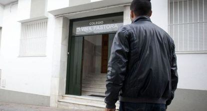 El profesor que demandó al centro por discriminación, en la puerta del colegio.
