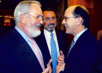El cabecilla de la trama Gürtel, Francisco Correa (en el centro), con el ministro Miguel Arias Cañete.
