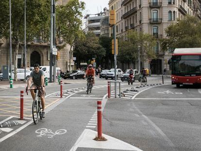 Bicicletas en el carril bici de la avenida Diagonal a su paso por paseo de Gràcia, este martes.