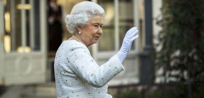 La reina Isabel II visita la embajada de Reino Unido en París, este jueves.