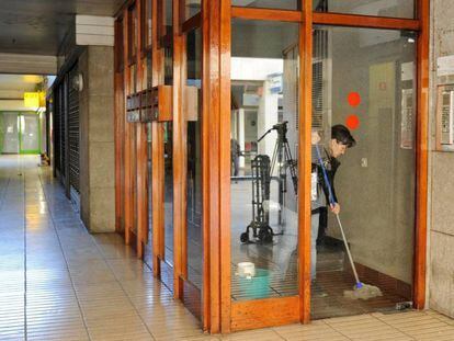 Entrada del domicilio de Banyoles donde sucedió el crimen.