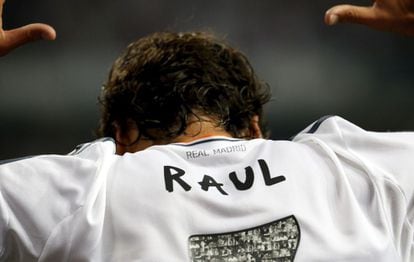 Raúl, en el Trofeo Santiago Bernabéu, en esta ocasión con la camiseta del Real Madrid.