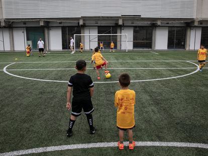 Niños del CF Tramuntana se entrenan en el Pabellón Olímpico Municipal de La Mina.