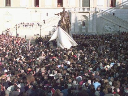 Una multitud de ciudadanos abarrota en 1997 la Plaza del Campidoglio, en Roma, durante la inaguración de la reproducción en bronce de la estatua del emperador Marco Aurelio que se encontraba en dicha plaza (ahora en los vecinos Museos Capitolinos).