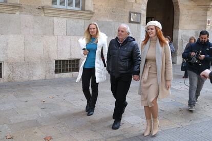 Bartolomé Cursach, junto a su esposa y su hija, el pasado 29 de noviembre, tras comunicarle que quedaba absuelto.
