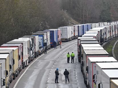 Miles de transportistas atrapados en la autopista M-20, camino del puerto británico de Dover, este jueves.