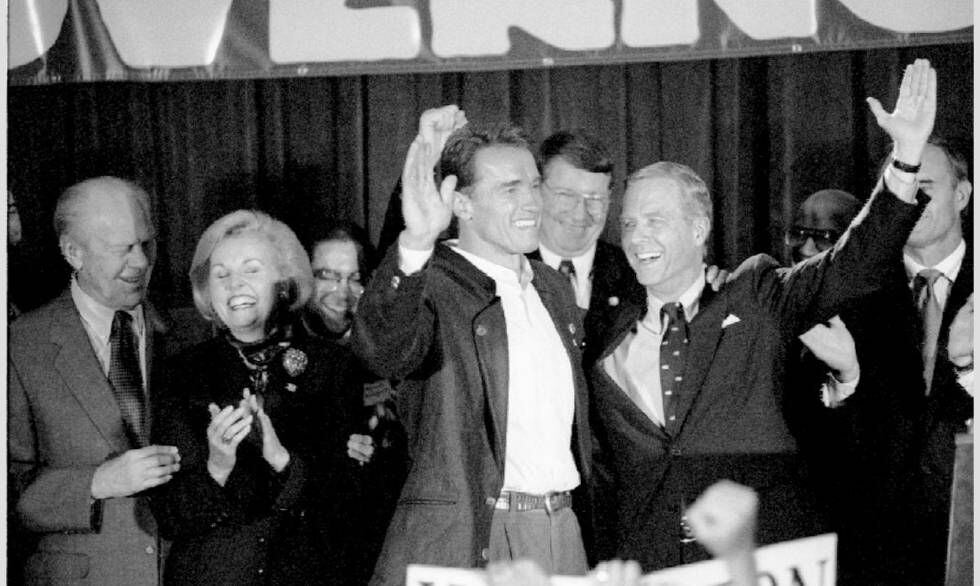 El expresidente Gerald Ford (a la izquierda) y el actor Arnold Schwarzenegger apoyan al gobernador Pete Wilson (junto al actor) en su cierre de campaña.