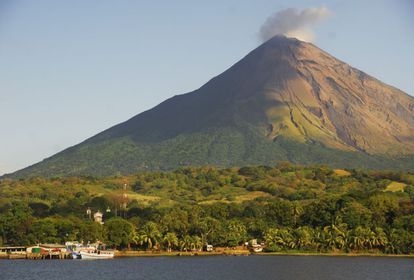 El humeante cráter del volcán Concepción se eleva sobre la ciudad de Moyogalpa y el lago Nicaragua, en la isla de Ometepe (Nicaragua).