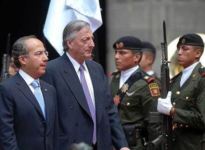 El presidente mexicano, Felipe Calderón (izquierda), y su homólogo argentino, Néstor Kirchner, ayer en México.
