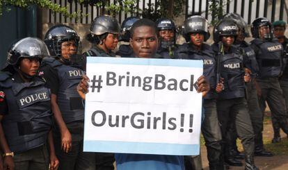 Un hombre reclama la liberaci&oacute;n de las alumnas secuestradasen abril, el 14 de octubre en Abuya, Nigeria.