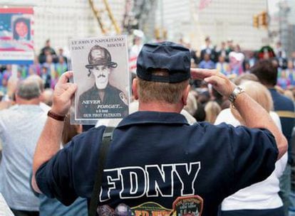 Un bombero sujeta el jueves, séptimo aniversario del 11-S, el retrato de un colega fallecido en las Torres Gemelas.