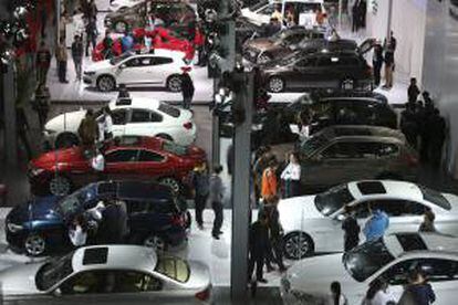 Varias personas asisten al Salón Internacional del automóvil de Shenyang, China. EFE/Archivo