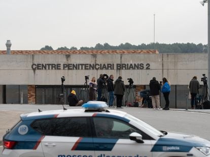 Un grupo de periodistas frente al centro penitenciario Brians II, a 21 de febrero de 2023, en San Esteban Sasroviras, (Barcelona).