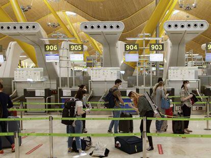 Pasajeros con sus maletas en las instalaciones de la Terminal T4 del aeropuerto de Madrid-Barajas. 