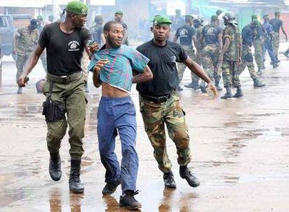 Agentes de seguridad detienen a un manifestante en Conakry, capital de Guinea.