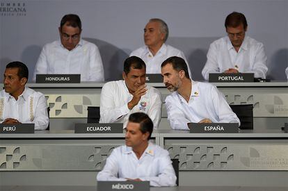 Felipe VI junto a Rafael Correa durante la XXIV Cumbre Iberoamericana de Jefes de Estado y de Gobierno, celebrada en Veracruz (México), el 8 de diciembre de 2014.