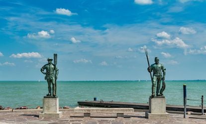 Dos estatuas de un pescador y un piloto de ferri, creadas en 1941 por Janos Pasztor, en Veszprem, Hungría.