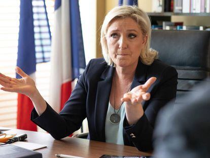 Marine Le Pen, durante la entrevista, en su despacho.