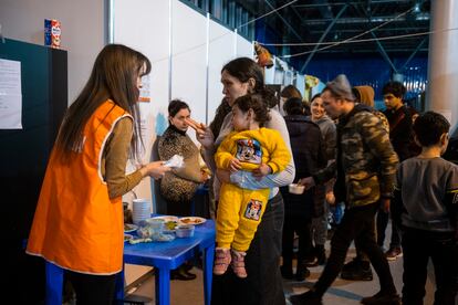 En Moldexpo, unos 200 voluntarios atendían al medio millar de refugiados. Las donaciones de colchones, alimentos, mantas, ropa, carritos de bebé o productos de higiene cubrían las necesidades más básicas. Pero pronto se confesaban sobrepasados.