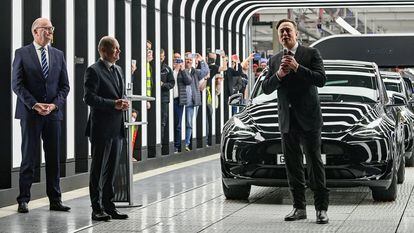 El canciller alemán Olaf Scholz y el consejero delegado de Tesla, Elon Musk, en la ceremonia de inauguración de la gigafactoría de Gruenheide.