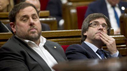 Oriol Junqueras (izq.) y Carles Puigdemont durante la &uacute;ltima sesi&oacute;n del Parlament.