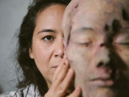 La maquilladora Karina Rodríguez sostiene una máscara de silicona, en su taller de Ciudad de México.