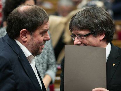 Junqueras y Puigdemont cuchichean al finalizar el pleno del Parlamento de Catalu&ntilde;a, el pasado 10 de octubre.