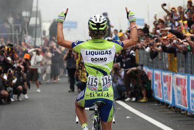 Pellizotti cruza ganador la meta de la 17ª etapa del Giro de Italia de 2009.