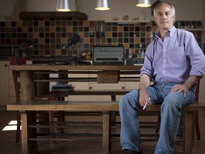 El periodista Juan Carlos Iragorri, junto a la mesa de trabajo en su casa de La Cuenca.
