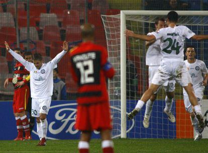 Los jugadores del Unirea celebran en gol en propia meta del equipo andaluz