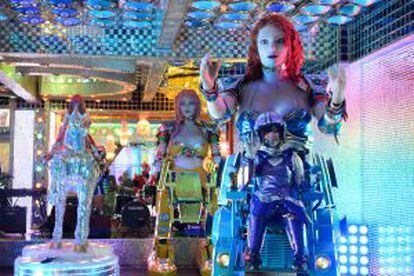 Diversión entre androides en el Robot Restaurant, en Tokio.