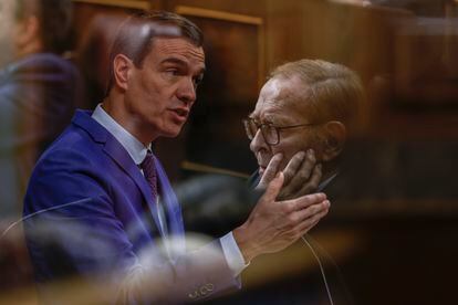 Ramón Tamames escucha la réplica de Sánchez a su discurso. 