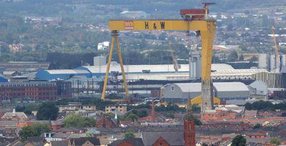 Una de las grúas de Harland and Wolff, conocidas popularmente como Sansón y Goliat, son un símbolo de la ciudad de Belfast. Foto de archivo.