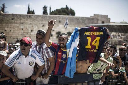 Seguidores del Barcelona aplauden al equipo en su visita a Jerusalén.