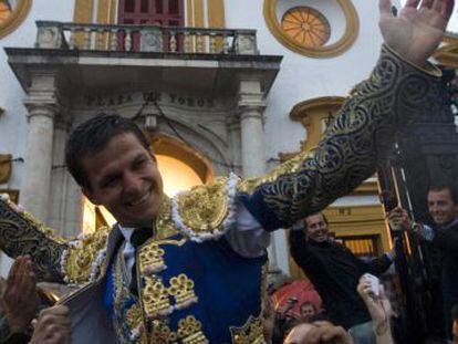 El Juli sale por la Puerta del Pr&iacute;ncipe en la Real Maestranza de Sevilla. Corrida correspondiente a la feria de abril de 2010