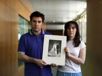 Javier y Raquel del Campo con la foto de boda de sus padres.