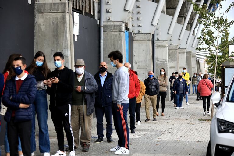 Colas en Riazor para asistir al estreno del Deportivo en Segunda B.