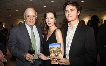 Carlos Falcó, Esther Doña y Duarte Falcó, hijo del marqués de Griñón, durante la presentacion del libro " La Buena Vida"