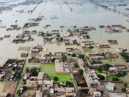 Vista aérea de una zona residencial inundada en la ciudad de Dera Allah Yar (Pakistán), este martes.