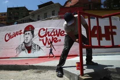 Hombres pintando un mural en honor a Chávez